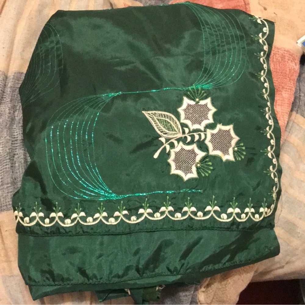 Green Embroidered Fabric with Leaf Design (Saree with Fall) (Preowned)